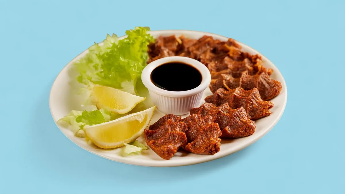 Limon və nar sousu ilə çiğ köfte